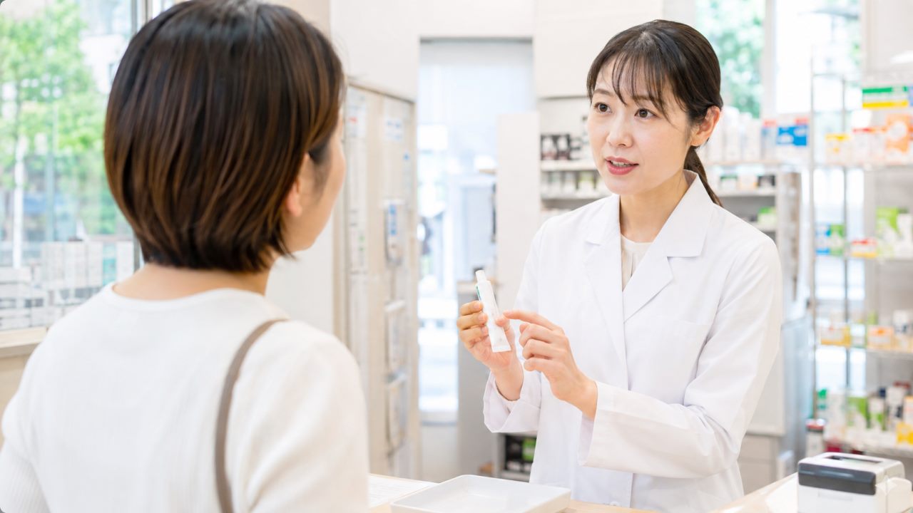 皮膚科処方が多い薬局の外用薬指導や混合業務を解説します。について確認する薬剤師のイメージ