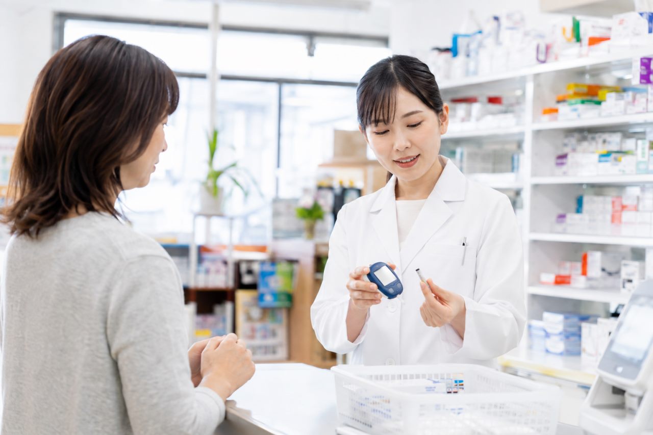 糖尿病支援に関わる薬局の業務と研修を解説します。について確認する薬剤師のイメージ