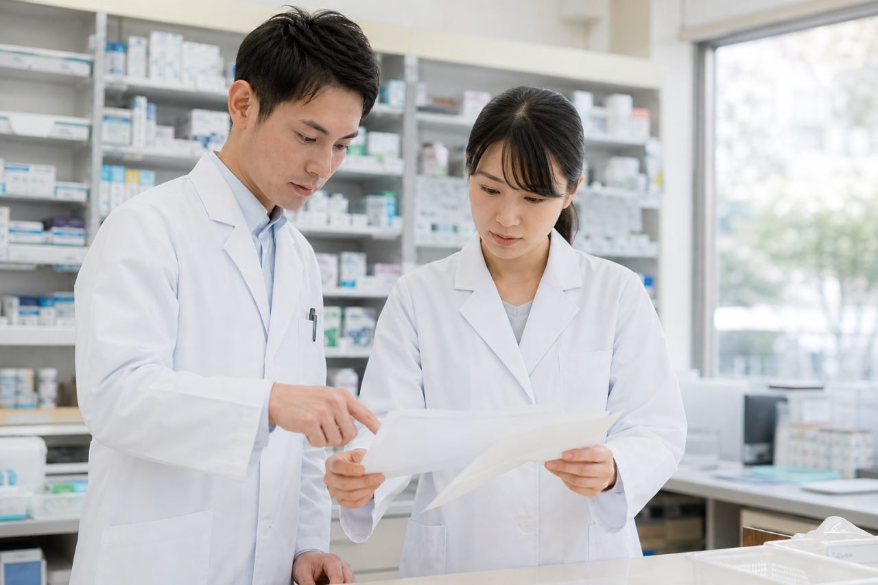 透析関連処方が多い薬局で働く際の監査、連携、学習支援の確認点を解説します。について確認する薬剤師のイメージ