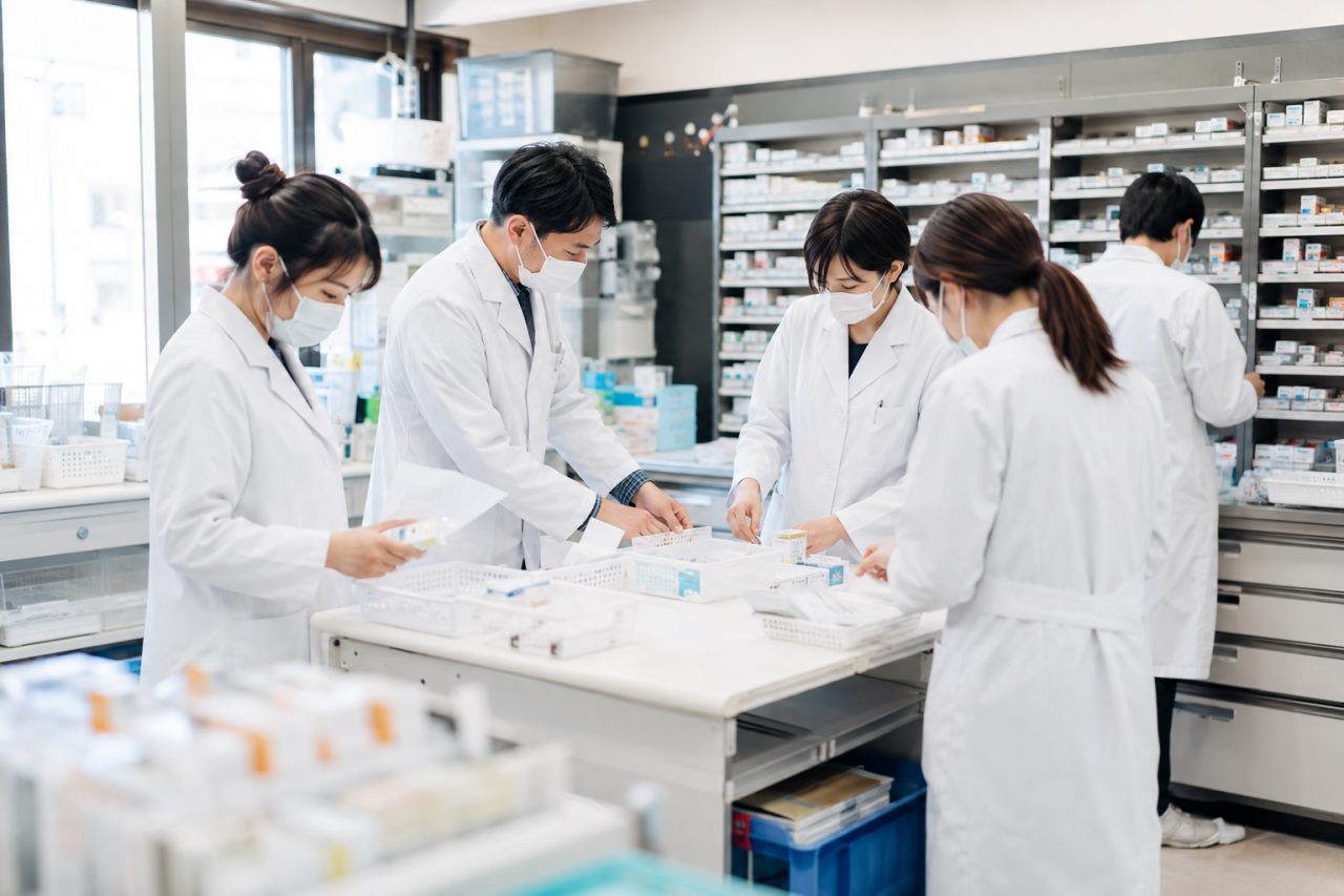 耳鼻科処方を扱う薬局の季節変動と繁忙対策を解説します。について確認する薬剤師のイメージ
