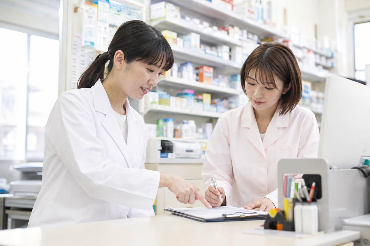 在宅訪問の日程調整業務と事務分担を解説します。について確認する薬剤師のイメージ
