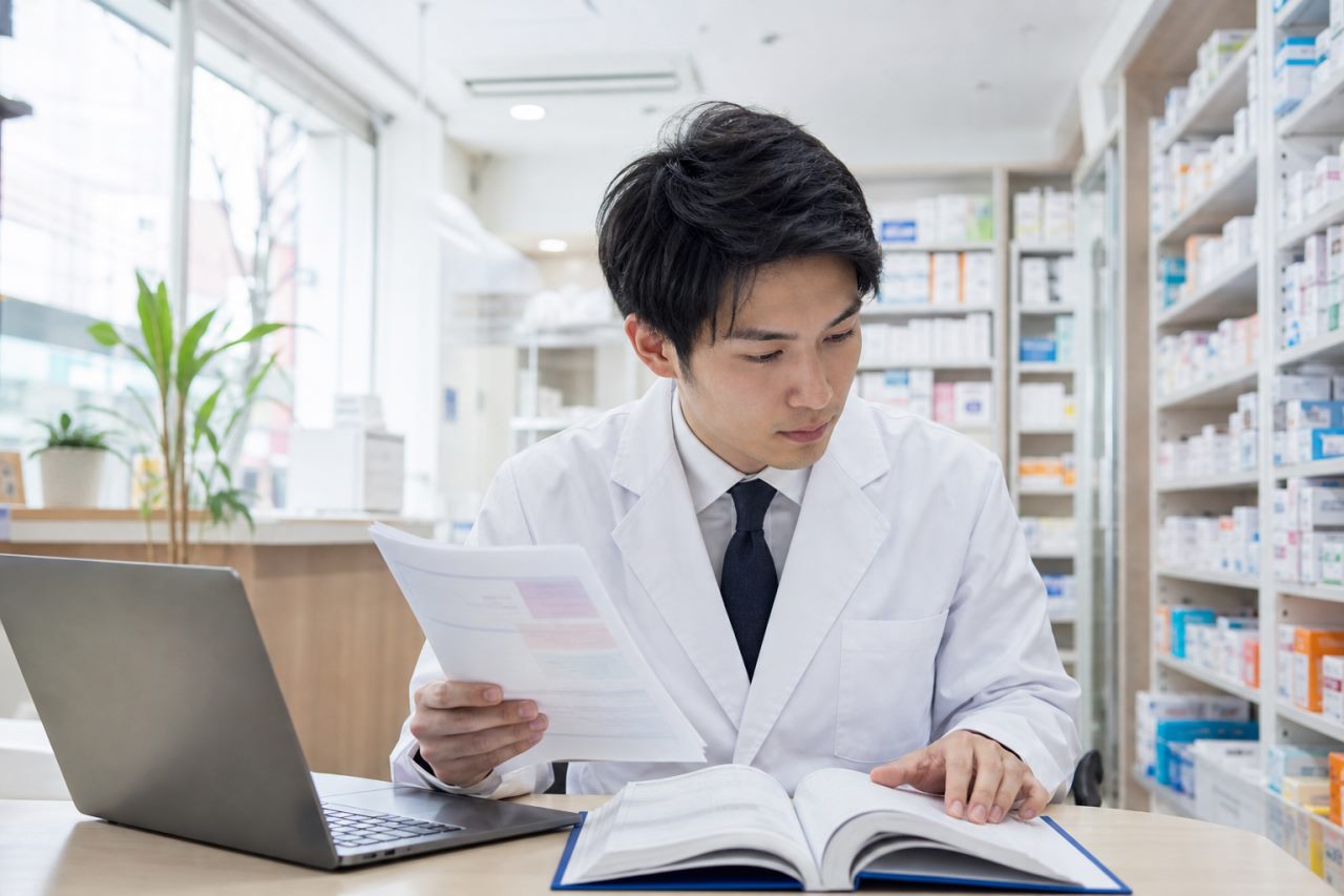 がん治療を支える地域薬局で必要な教育、連携、相談体制を解説します。について確認する薬剤師のイメージ