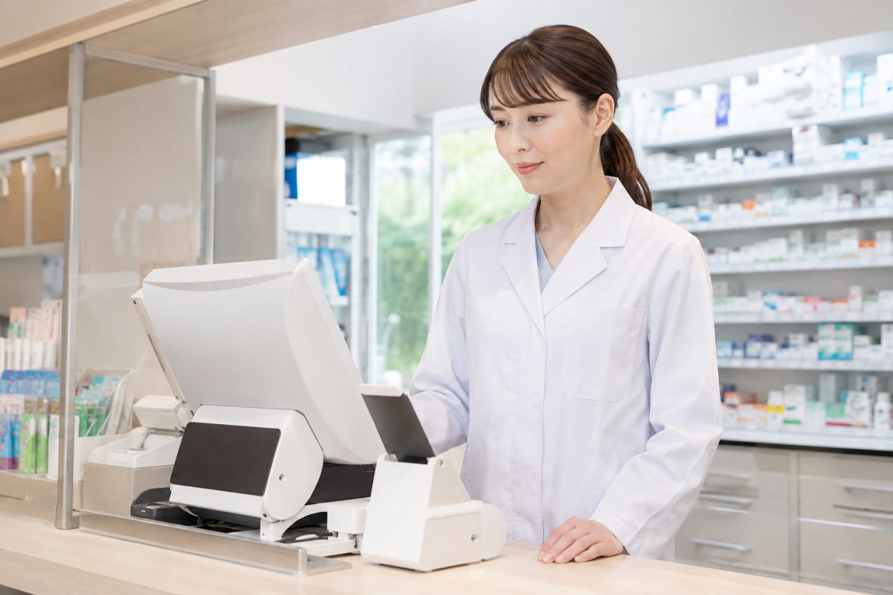 オンライン資格確認を運用する薬局の役割分担を解説します。について確認する薬剤師のイメージ