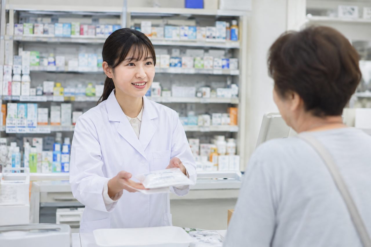 整形外科処方が多い薬局の業務特徴を解説します。について確認する薬剤師のイメージ