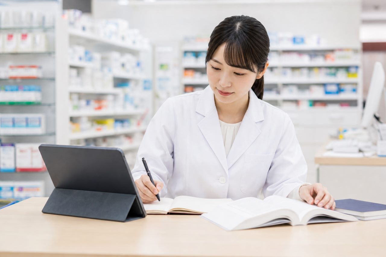 資格支援について確認する薬剤師のイメージ