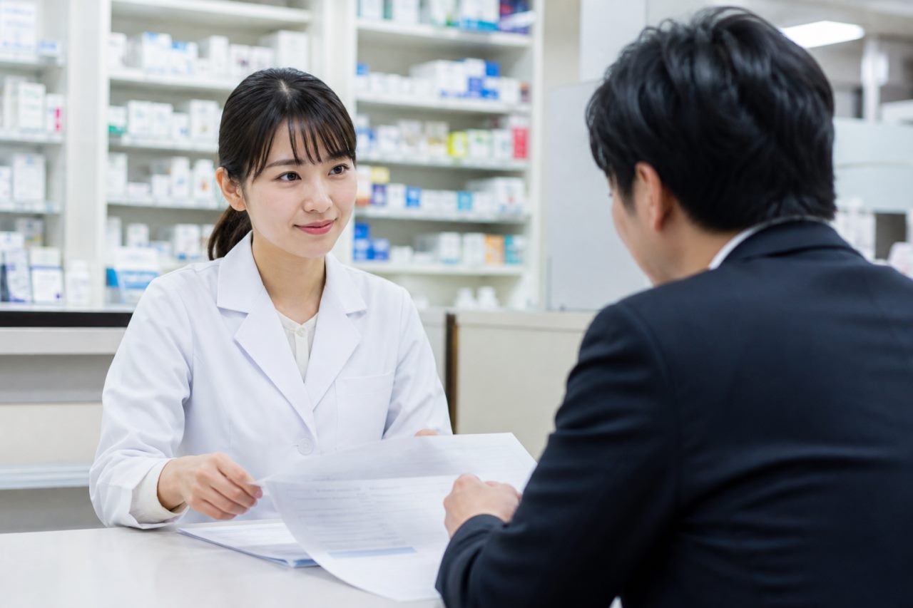 契約社員から正社員について確認する薬剤師のイメージ