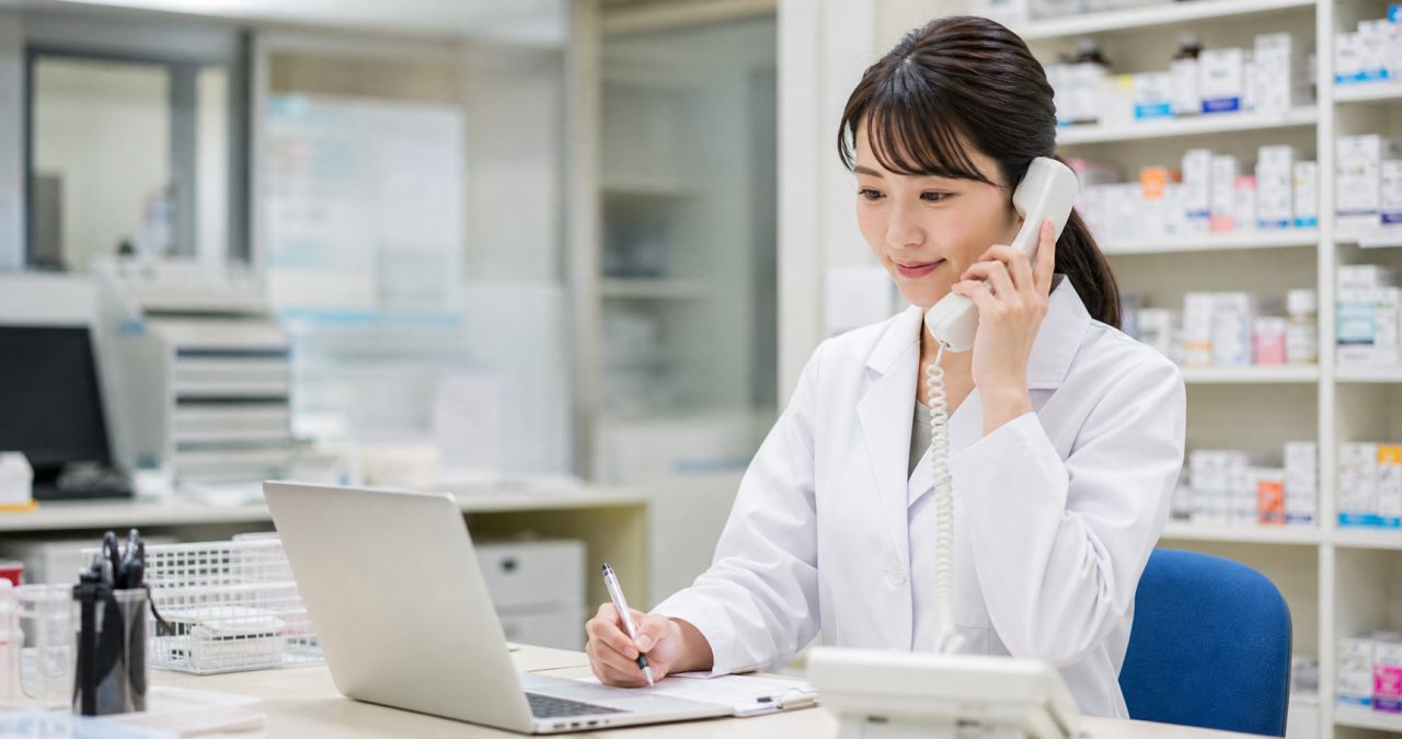 服薬期間中フォローについて確認する薬剤師のイメージ