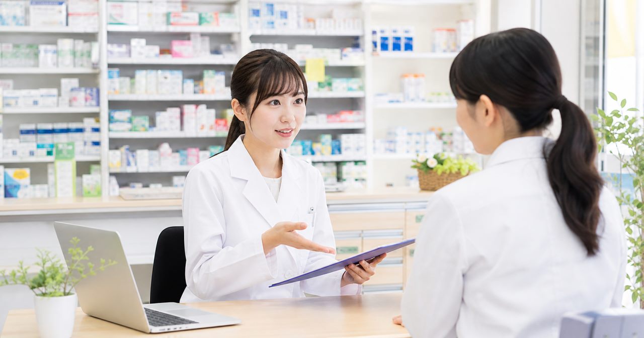 薬局の健康診断制度について対象項目、勤務扱い、追加検査を解説します。について確認する薬剤師のイメージ