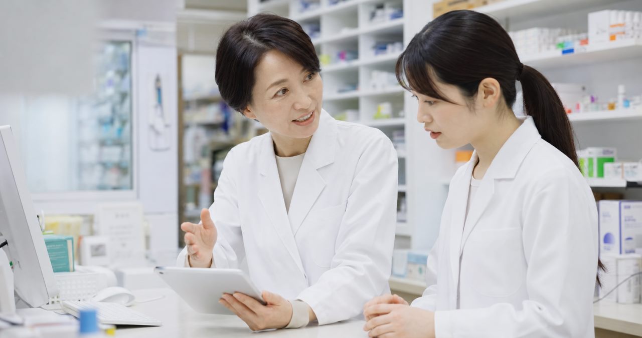 夜間・休日勤務について確認する薬剤師のイメージ