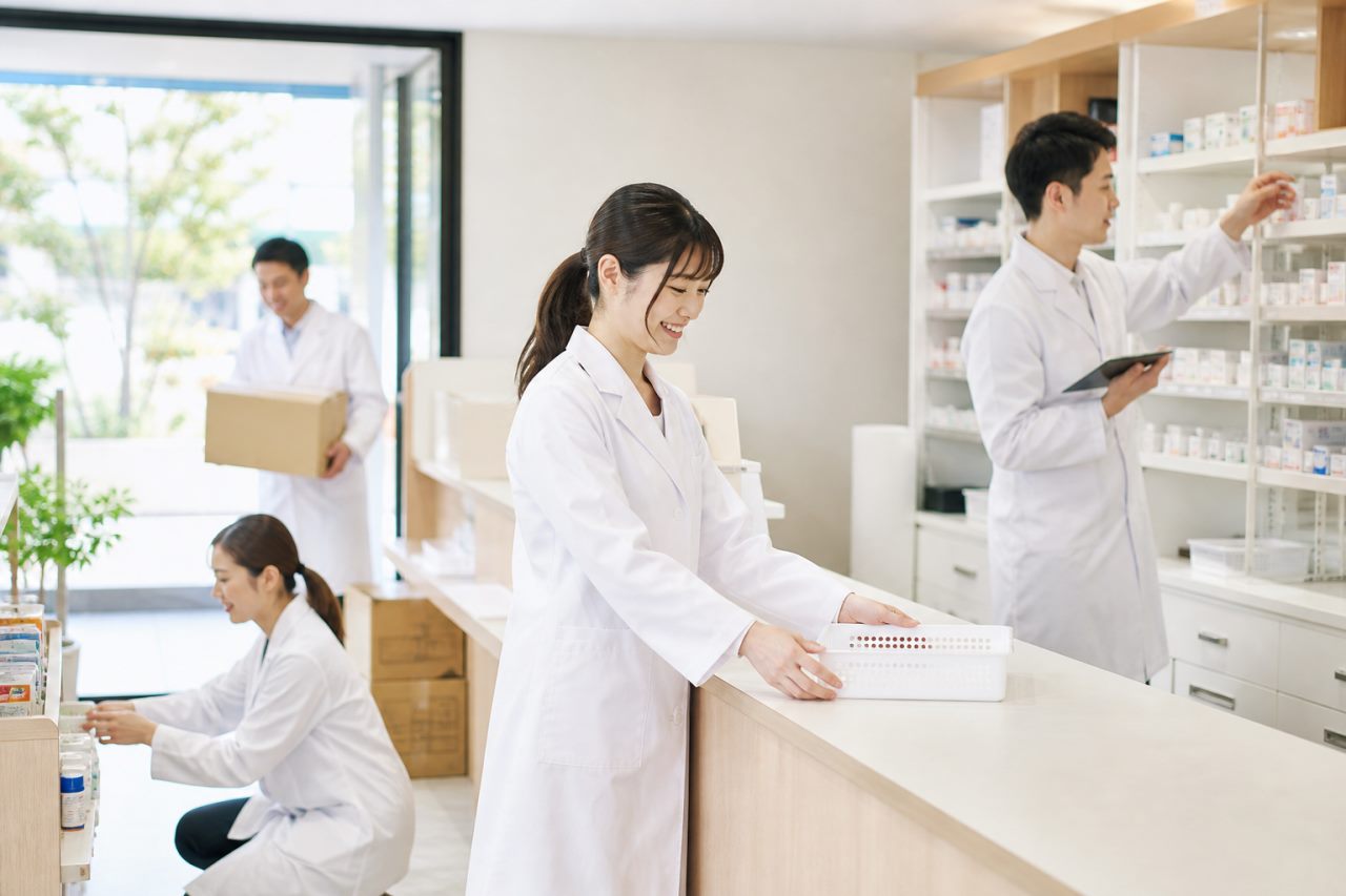 新店舗立ち上げについて確認する薬剤師のイメージ