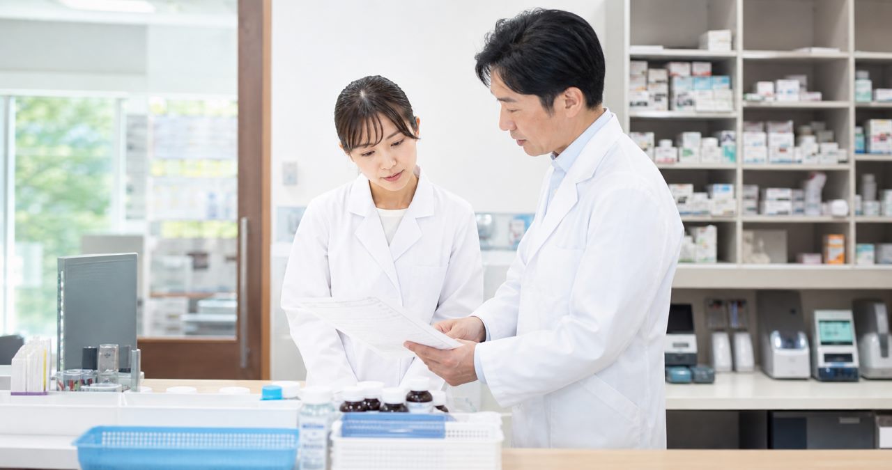薬剤師求人の試用期間で確認したい給与、教育、評価、契約条件を解説します。について確認する薬剤師のイメージ