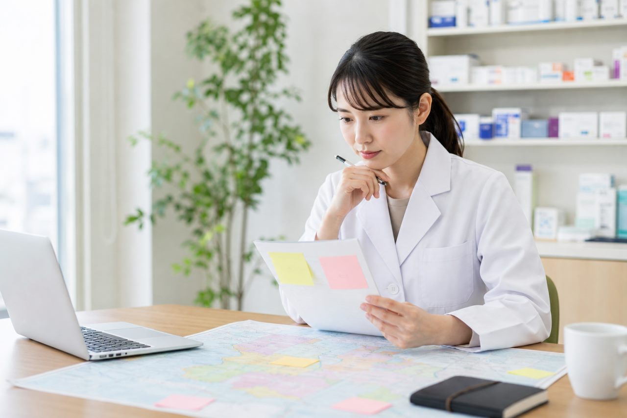 地方転職について確認する薬剤師のイメージ