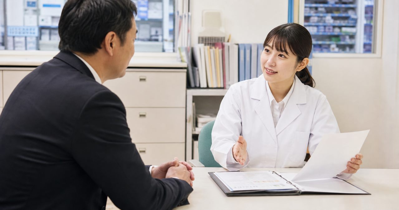 昇給・給与評価について確認する薬剤師のイメージ