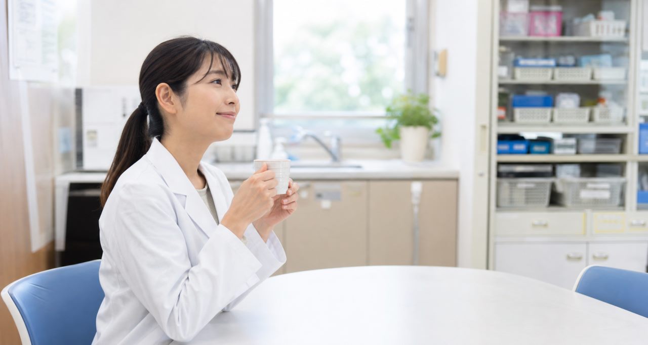 休憩・職場環境について確認する薬剤師のイメージ