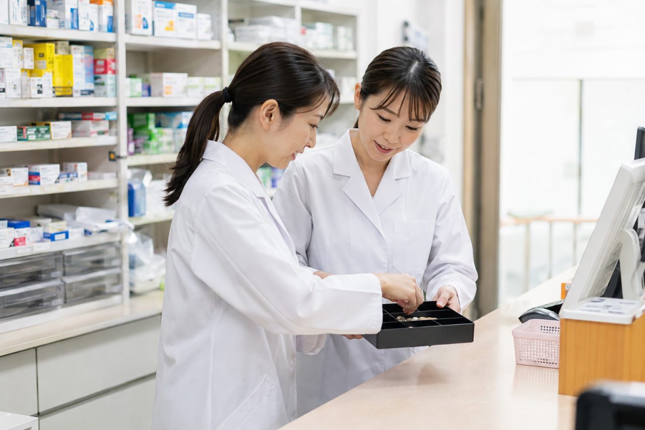 薬局の現金・釣銭管理の安全な体制を解説します。について確認する薬剤師のイメージ