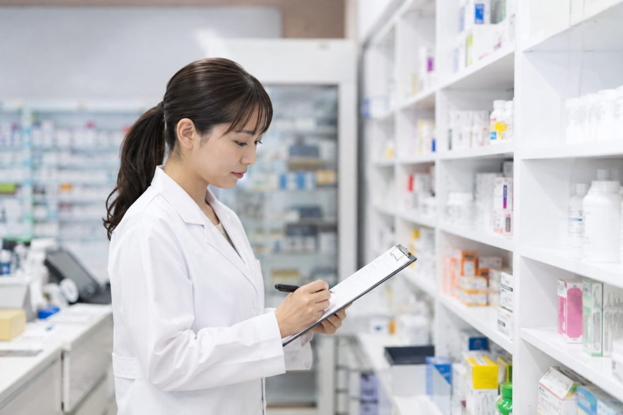 薬局の清掃・衛生管理の分担や時間確保を解説します。について確認する薬剤師のイメージ
