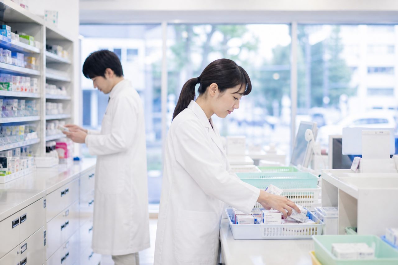 閉局業務について確認する薬剤師のイメージ