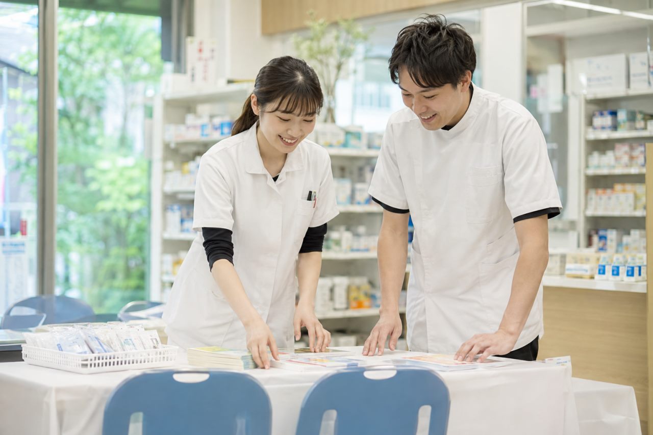 地域健康イベントに参加する薬局の業務と勤務条件を解説します。について確認する薬剤師のイメージ