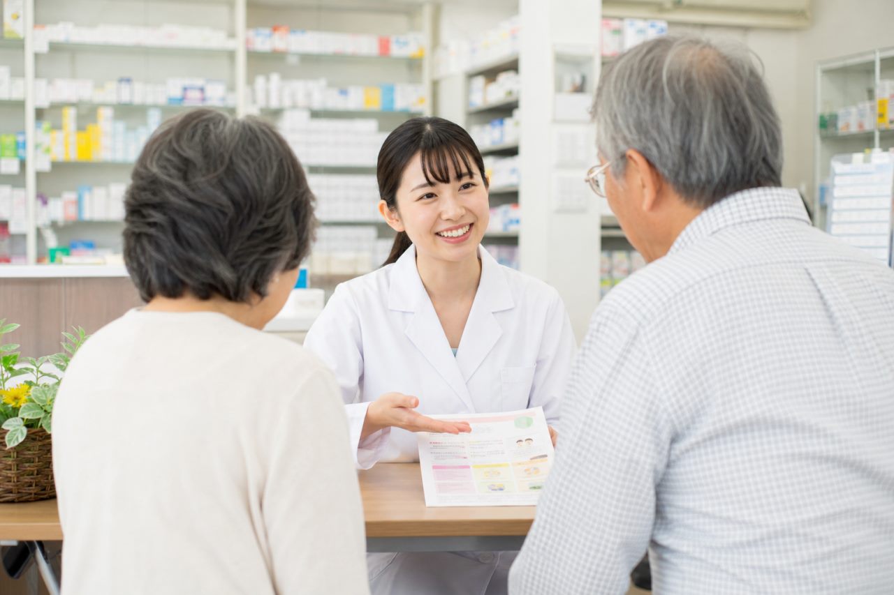 地域活動について確認する薬剤師のイメージ