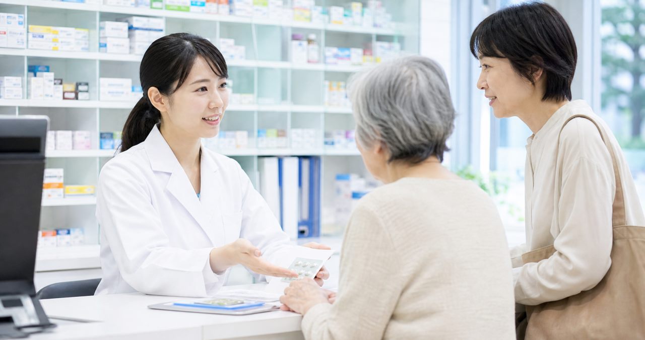 高齢者・認知症支援について確認する薬剤師のイメージ
