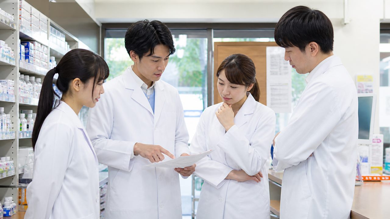 薬局の緊急連絡当番について頻度、手当、対応範囲の確認点を解説します。について確認する薬剤師のイメージ