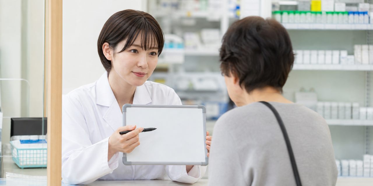 聴覚に配慮した服薬支援を行う薬局の設備や教育体制を解説します。について確認する薬剤師のイメージ