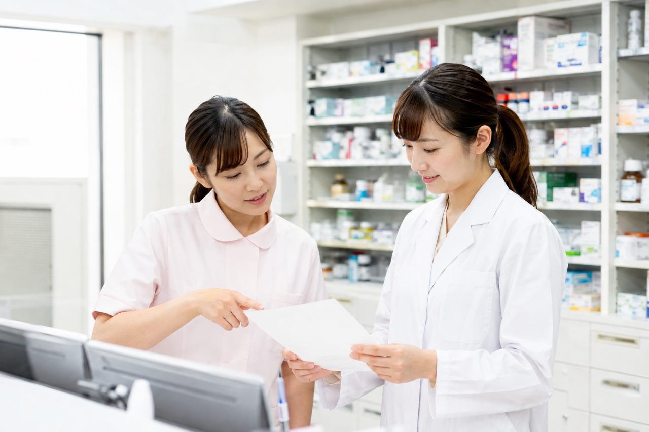 保険や医療費の問い合わせ対応がある薬局の分担を解説します。について確認する薬剤師のイメージ