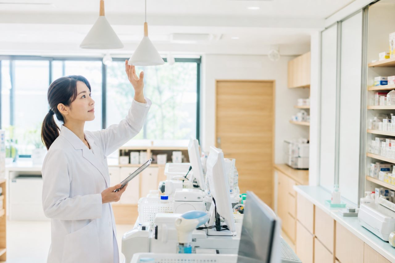薬局の開店業務について、出勤時間、点検項目、分担の確認点を解説します。について確認する薬剤師のイメージ