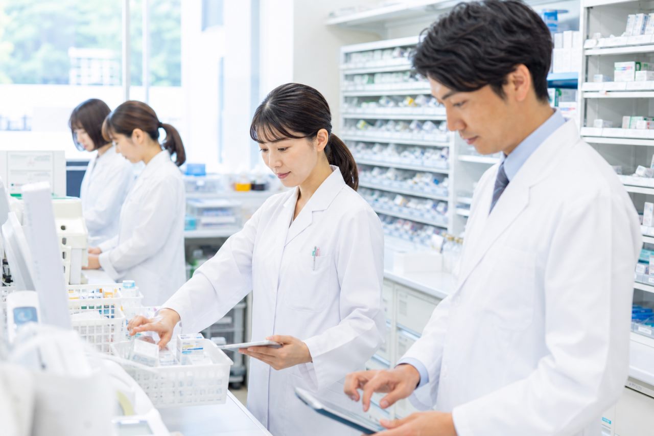 繁忙期について確認する薬剤師のイメージ