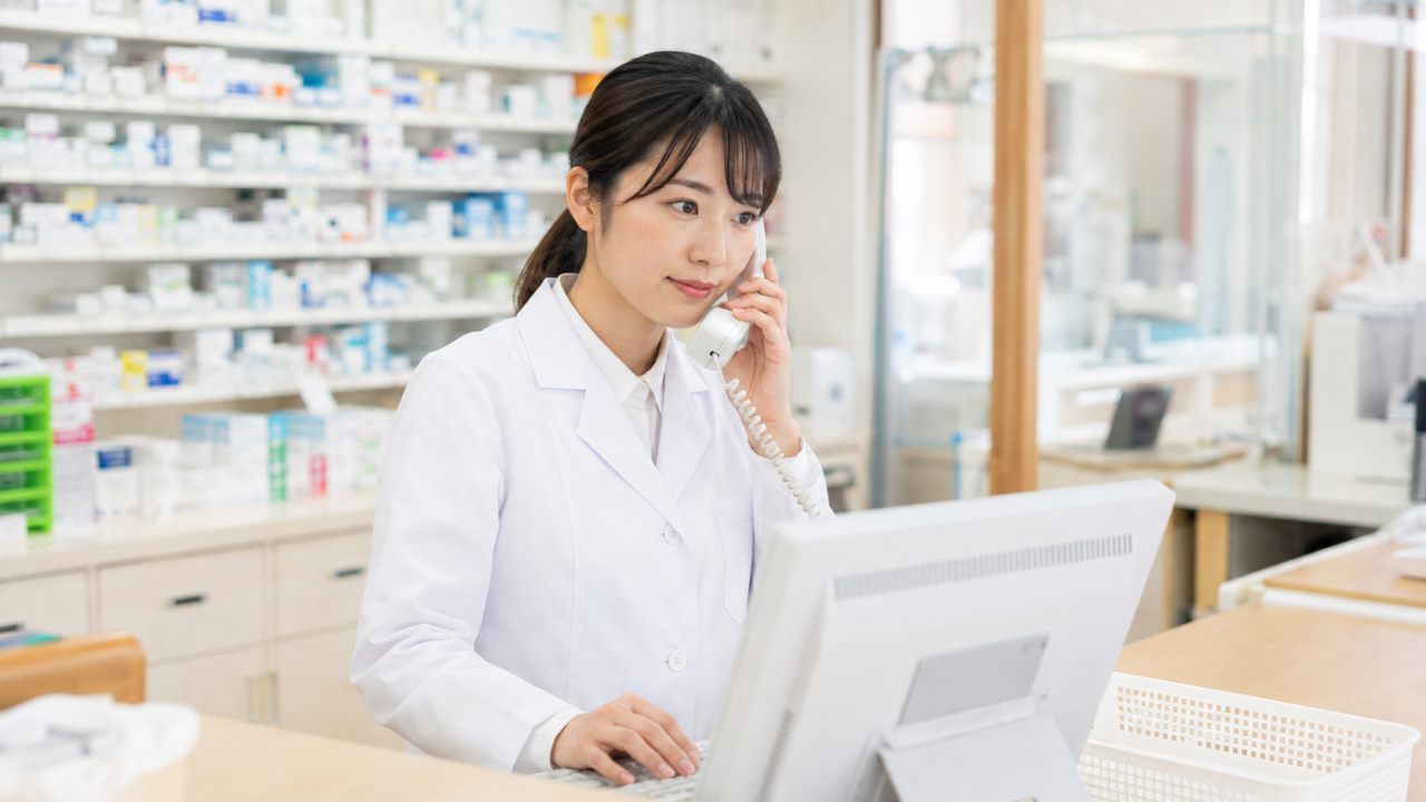 電話やオンラインでの処方せん受付業務を解説します。について確認する薬剤師のイメージ