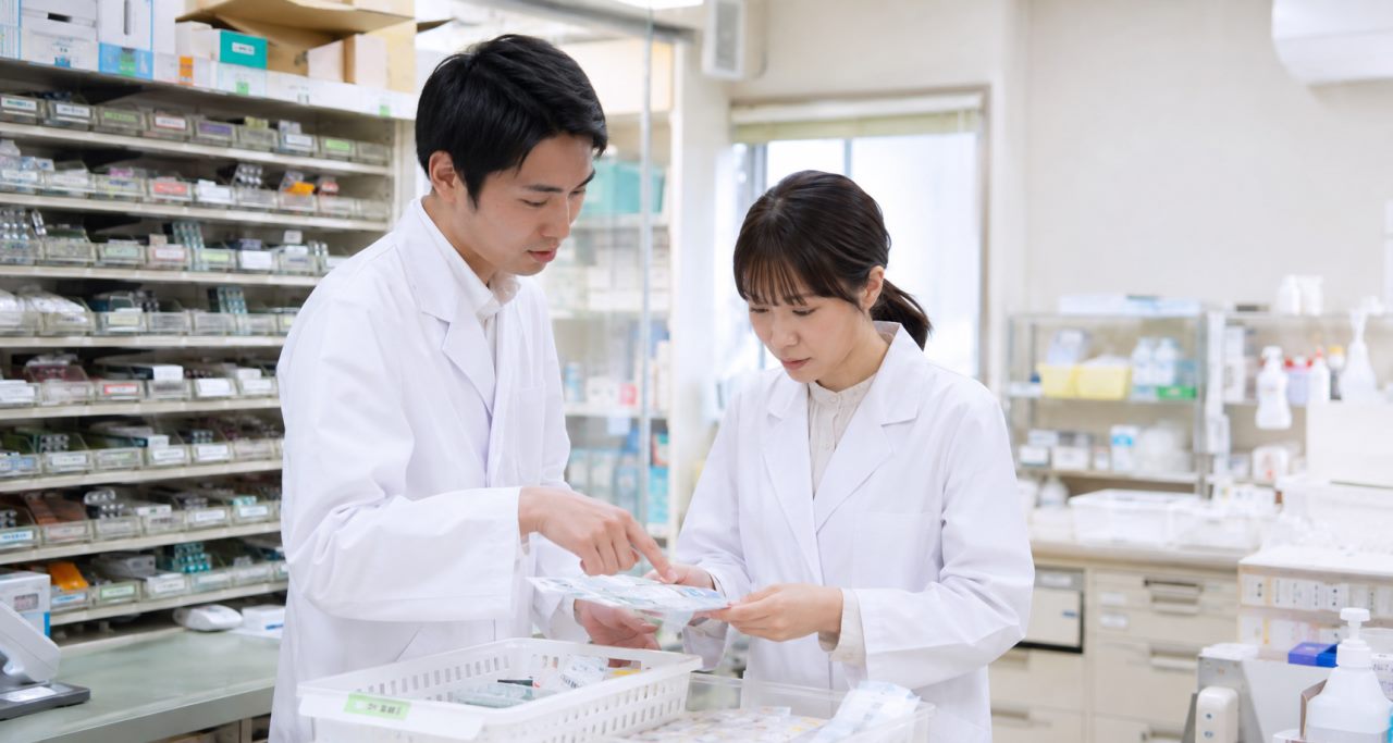 一包化業務が多い薬局の機器や人員配置を解説します。について確認する薬剤師のイメージ