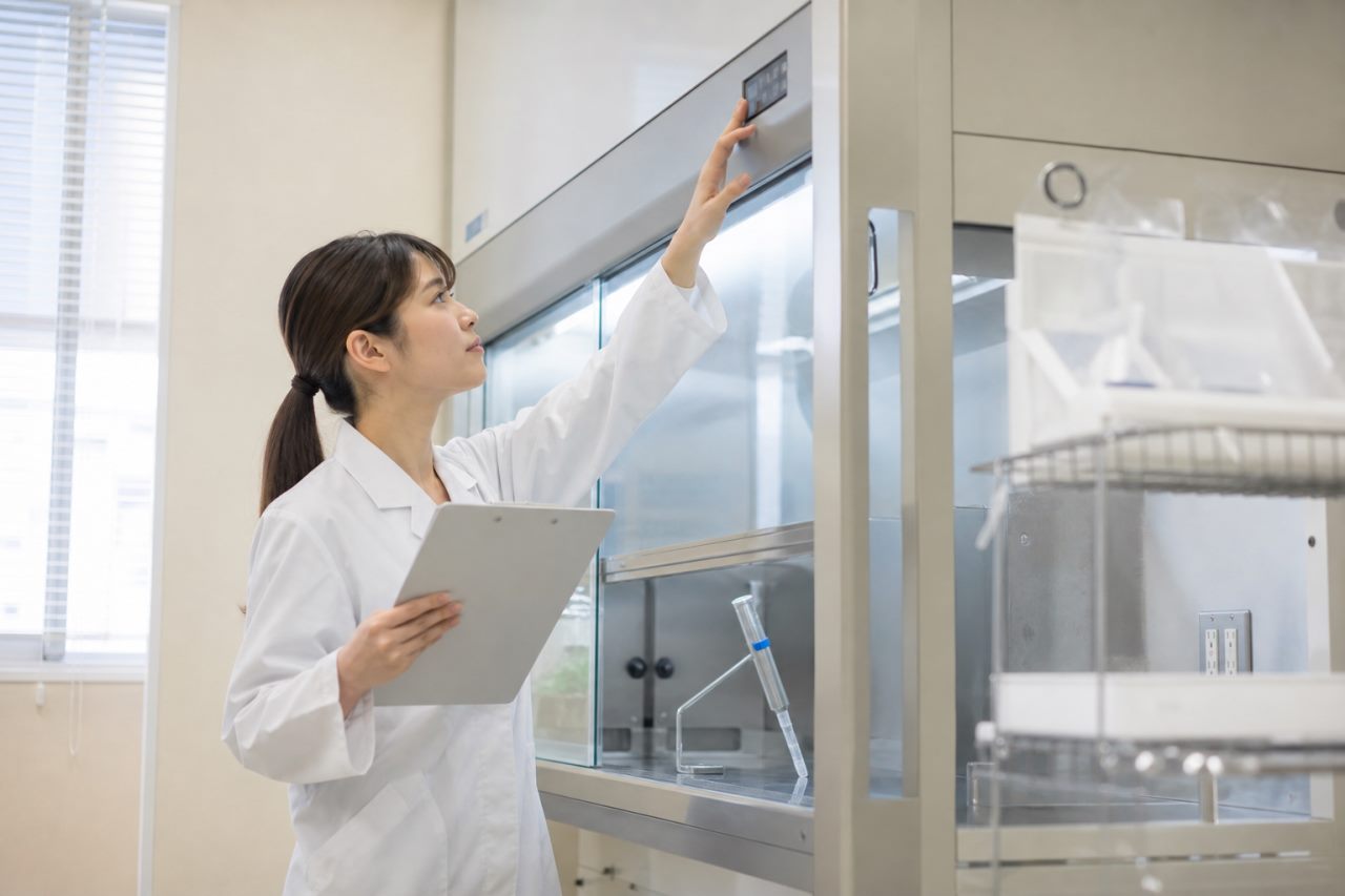 無菌調製を行う薬局の設備、教育、作業分担を転職前に確認する方法を解説します。について確認する薬剤師のイメージ